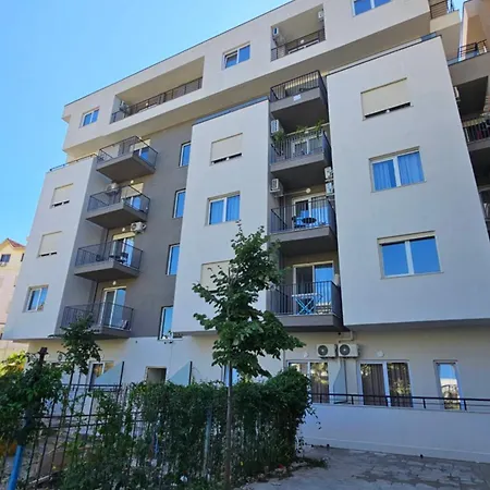 Molla * Golem (Tirana)